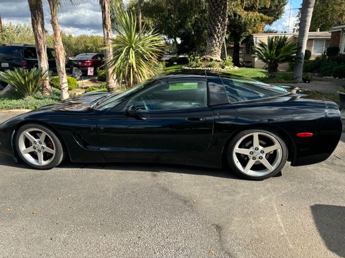 Used 1998 Chevrolet Corvette Coupe w/ Performance Handling Pkg image 7