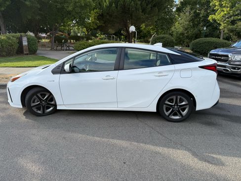 Used 2021 Toyota Prius XLE image 1