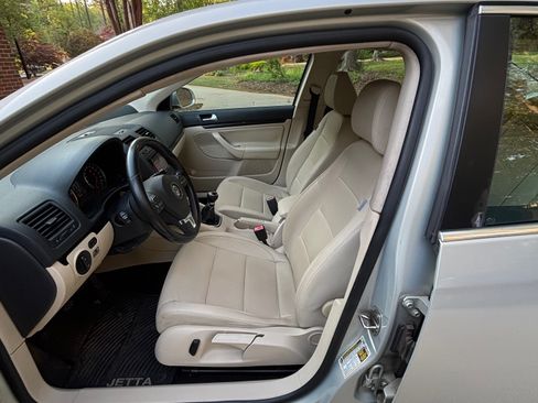 Used 2010 Volkswagen Jetta TDI image 5