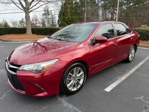 Used 2017 Toyota Camry SE image 1