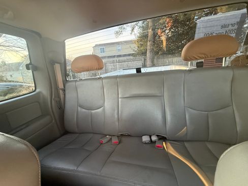 Used 2004 GMC Sierra 3500 SLT w/ Heavy-Duty Power Package image 8