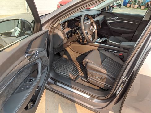 Used 2019 Audi e-tron Prestige w/ Prestige Package image 17