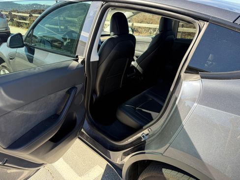 Used 2022 Tesla Model Y Long Range image 12