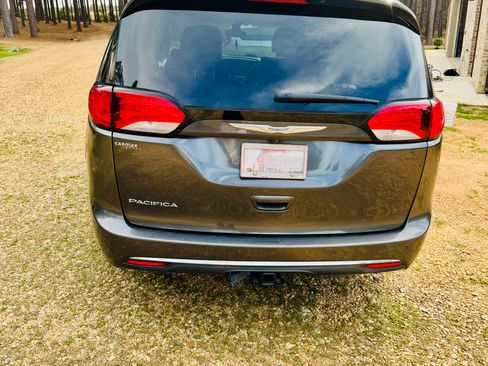 Used 2017 Chrysler Pacifica Touring-L image 6