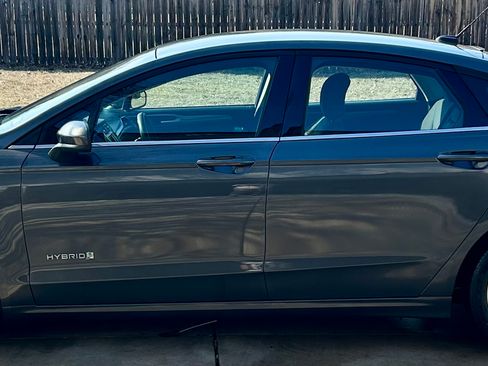 Used 2018 Ford Fusion SE image 4