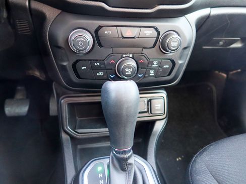 Used 2019 Jeep Renegade Latitude image 18