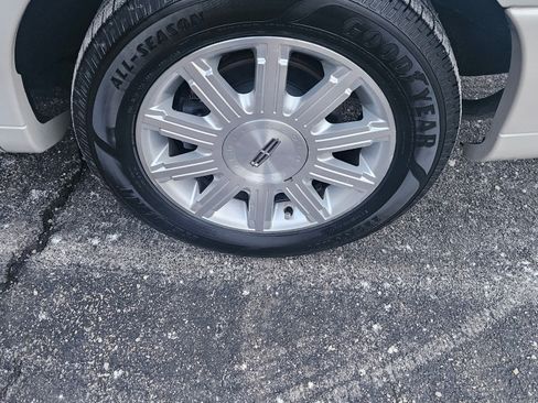 Used 2006 Lincoln Town Car Signature Limited image 2