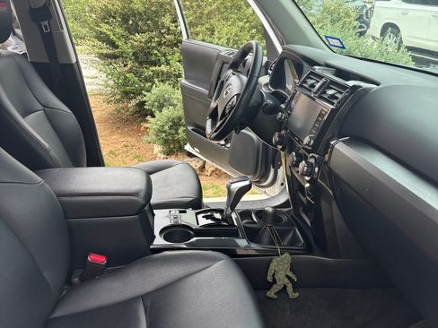 Used 2021 Toyota 4Runner TRD Off-Road Premium AWD/4WD image 5