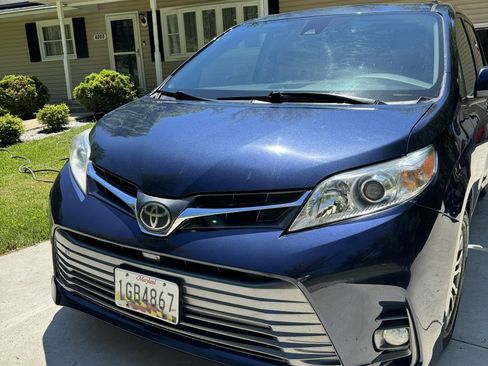 Used 2018 Toyota Sienna XLE FWD image 2
