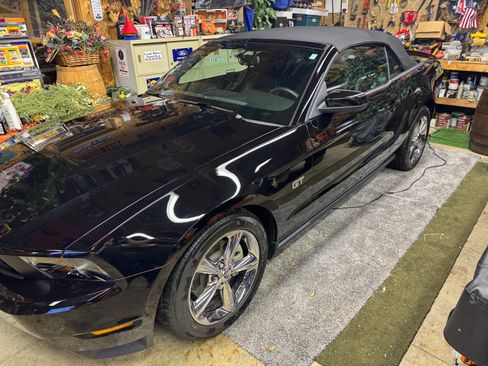 Used 2010 Ford Mustang GT Premium image 16