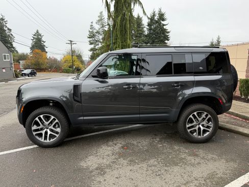 Used 2024 Land Rover Defender 110 S image 9