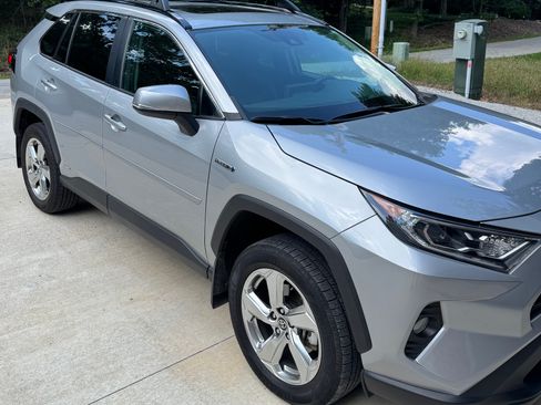 Used 2021 Toyota RAV4 XLE Premium AWD/4WD image 11