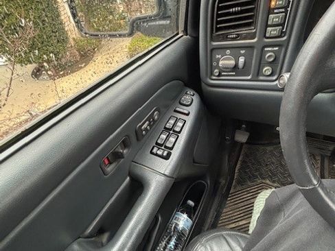 Used 2002 Chevrolet Avalanche 2500 w/ Convenience Pkg image 11