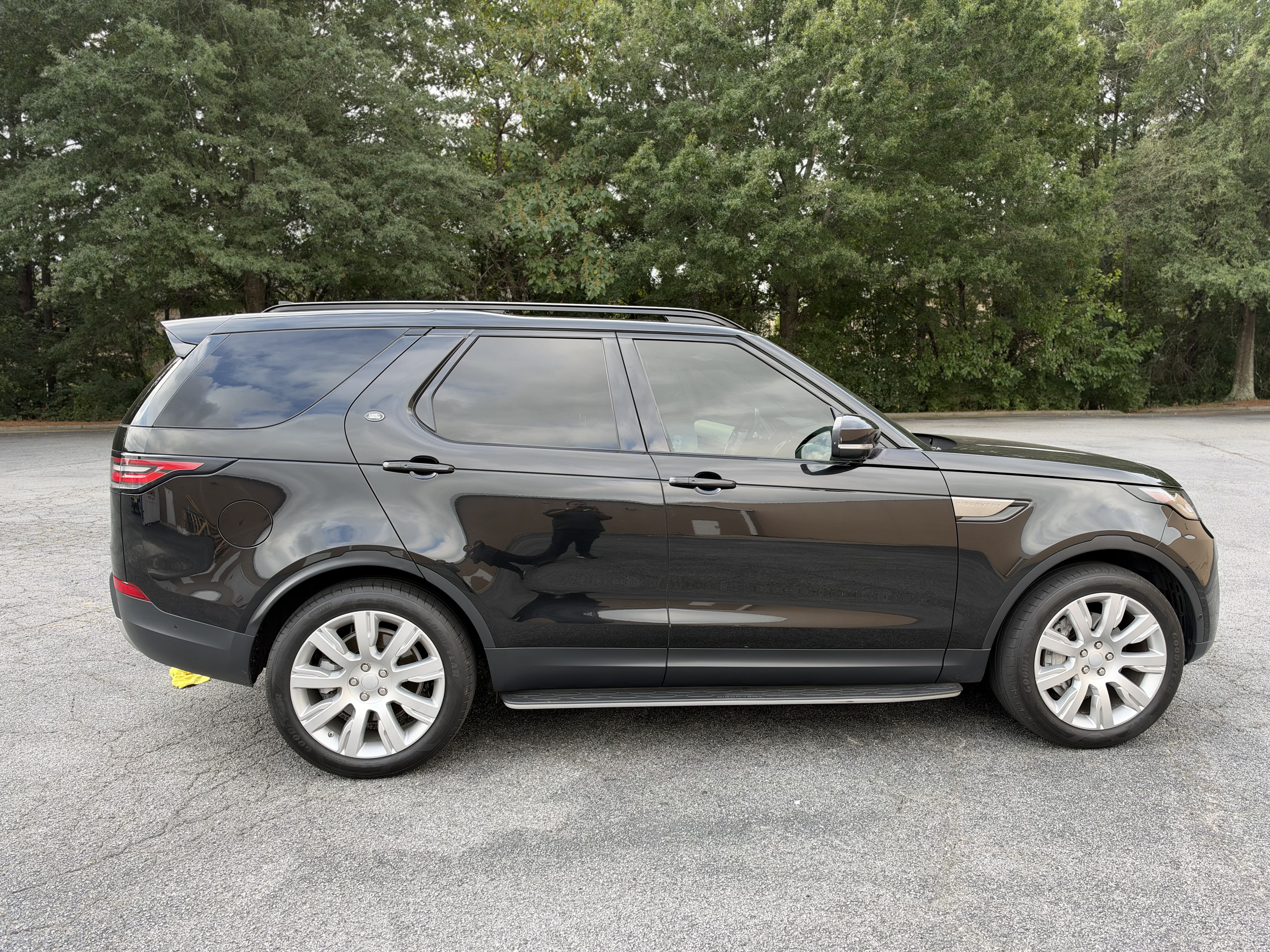 Used 2019 Land Rover Discovery HSE AWD/4WD image 2