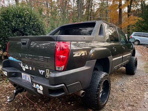 Used 2004 Chevrolet Avalanche Z71 w/ Sun And Sound Package AWD/4WD image 11