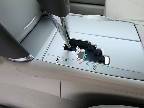 Used 2010 Toyota Camry LE image 18