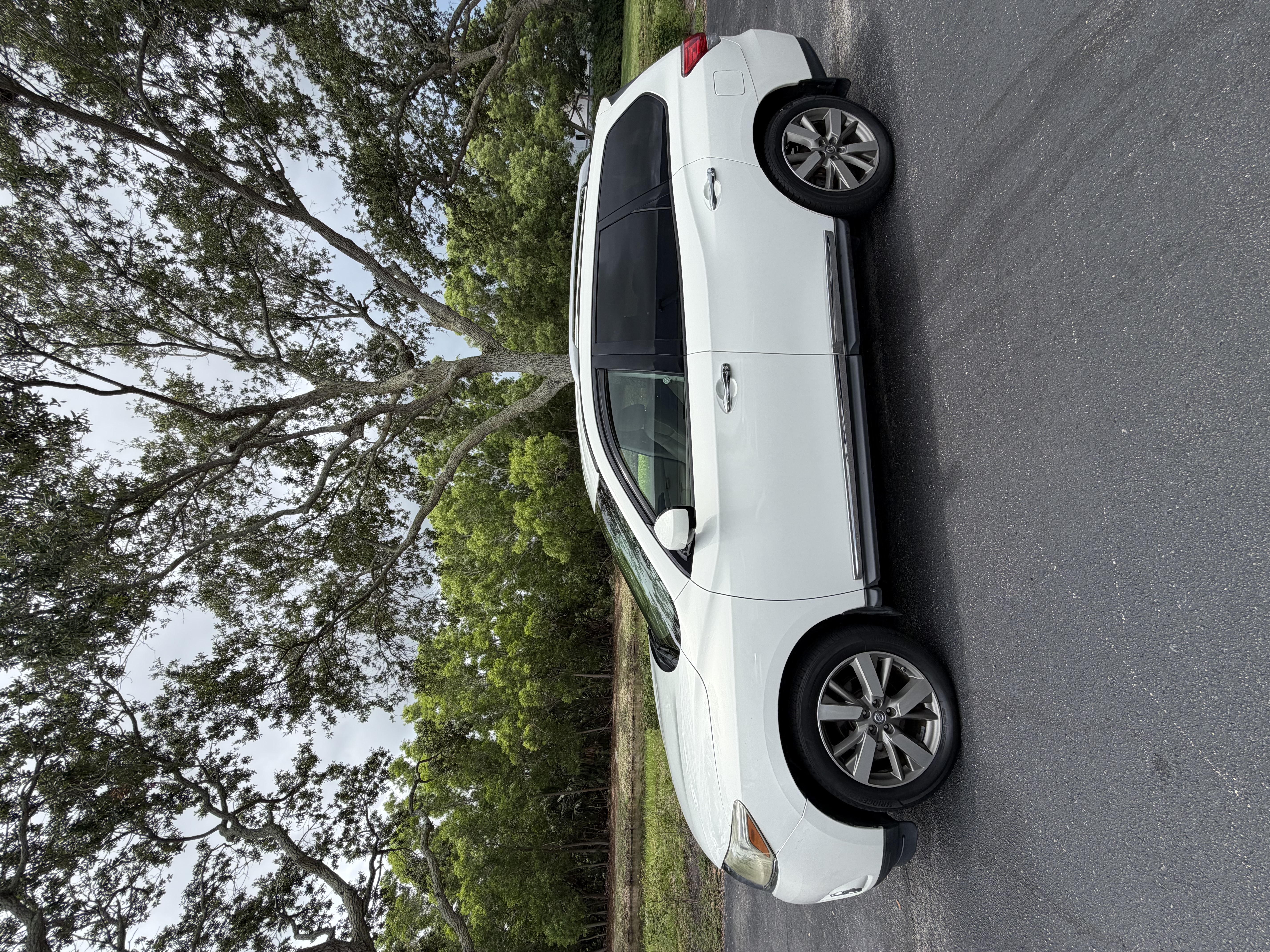 Used 2014 Nissan Pathfinder Platinum FWD image 2