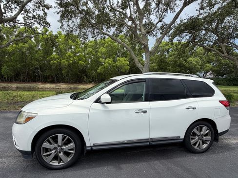 Used 2014 Nissan Pathfinder Platinum FWD image 2