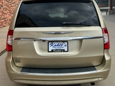 Used 2011 Chrysler Town & Country Touring image 5