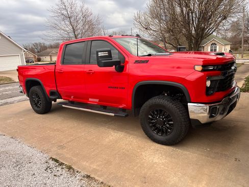 Used 2024 Chevrolet Silverado 2500 LT w/ Convenience Package image 2