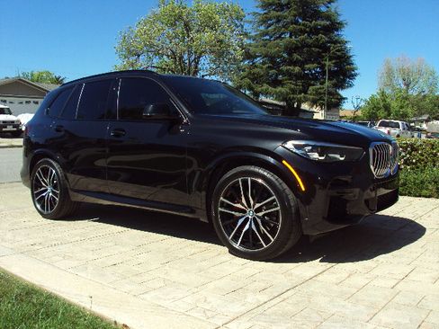 Used 2022 BMW X5 xDrive40i w/ M Sport Package image 1