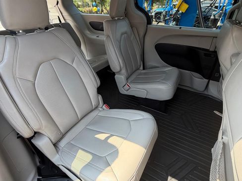 Used 2021 Chrysler Voyager Lxi image 12