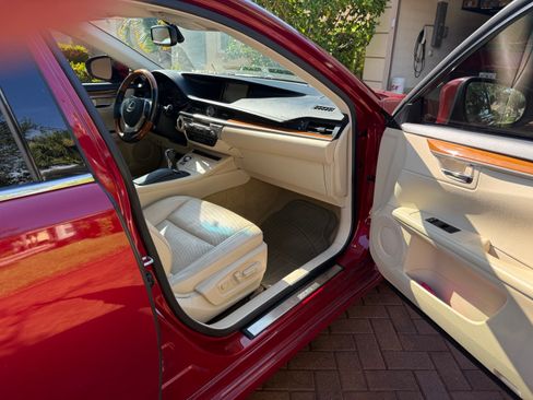 Used 2013 Lexus ES 300h w/ Luxury Pkg FWD image 2