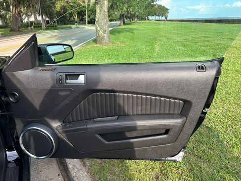 Used 2011 Ford Mustang Shelby GT500 w/ SVT Performance Pkg image 9