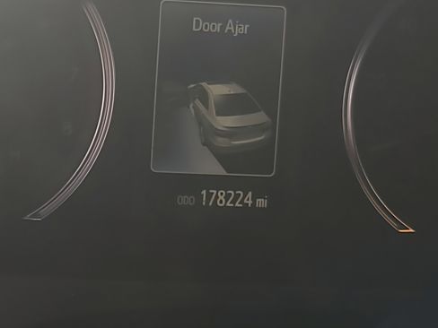 Used 2016 Toyota Camry SE image 8