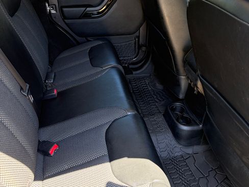 Used 2016 Jeep Wrangler Unlimited Sahara AWD/4WD image 16