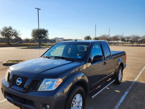 Used 2015 Nissan Frontier SV image 2