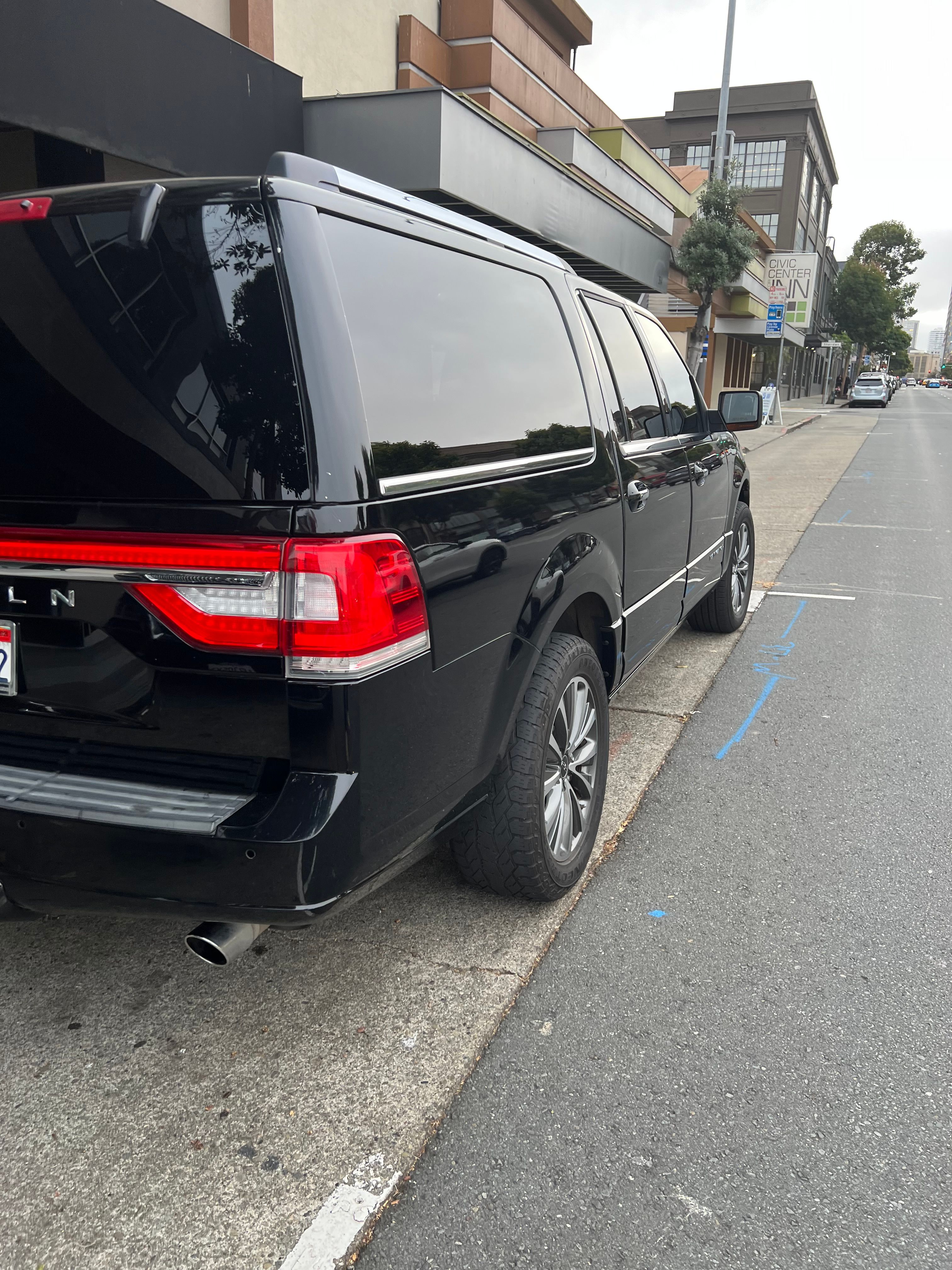 Used 2017 Lincoln Navigator L Select RWD image 11