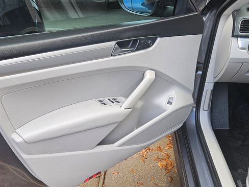 Used 2016 Volkswagen Passat 1.8T R-Line image 12