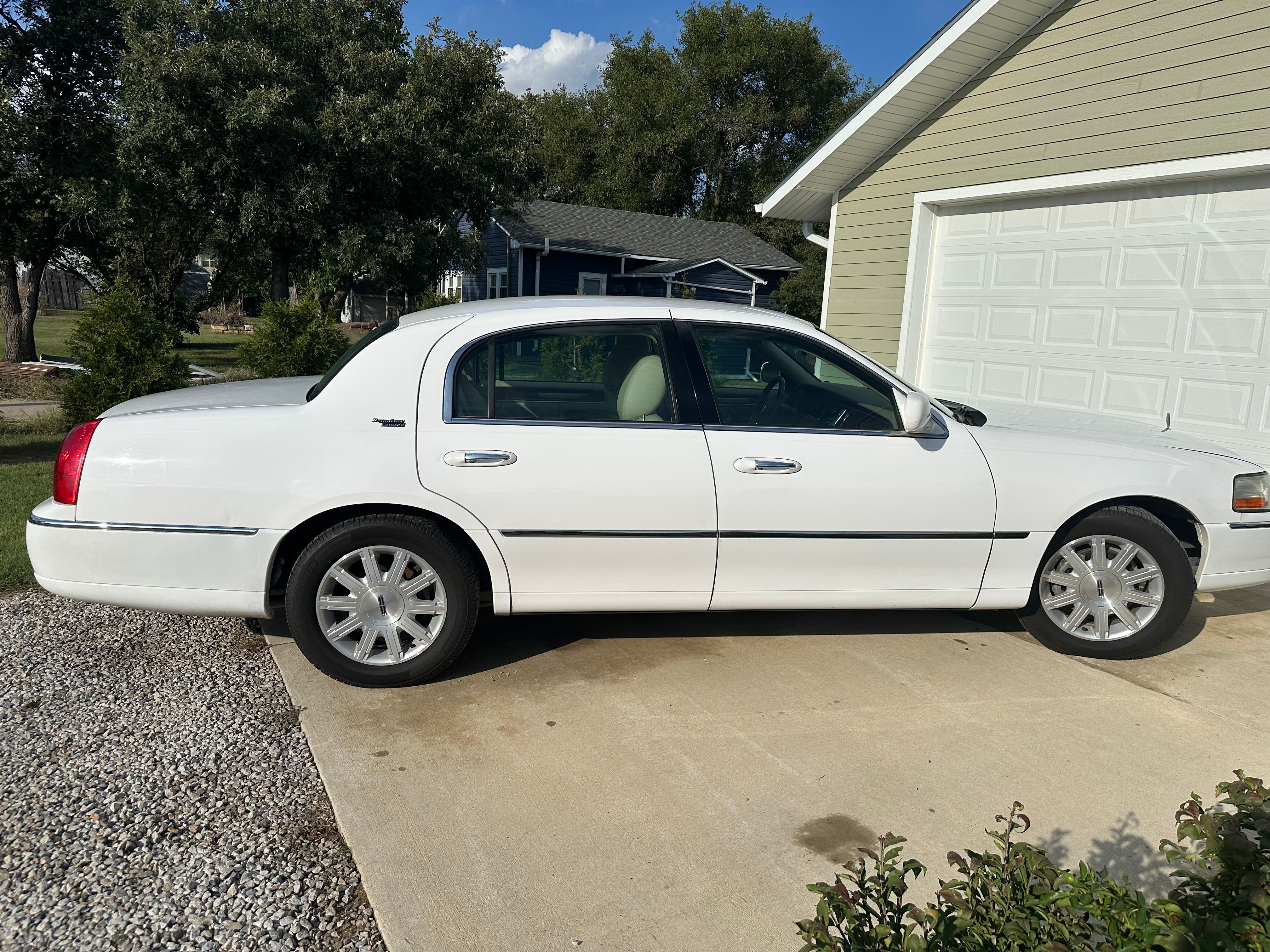 Used 2011 Lincoln Town Car Signature Limited RWD image 1