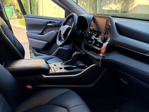 Used 2022 Toyota Highlander XLE image 1