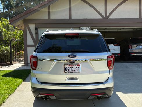 Used 2018 Ford Explorer XLT w/ Equipment Group 201A image 3