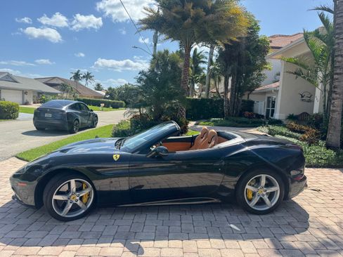 Used 2015 Ferrari California T image 12