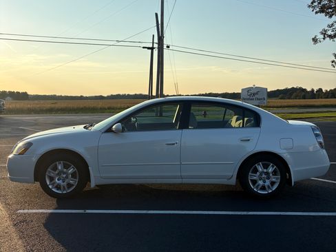 Used 2005 Nissan Altima 2.5 S w/ (S02) Side Airbags Pkg FWD image 4