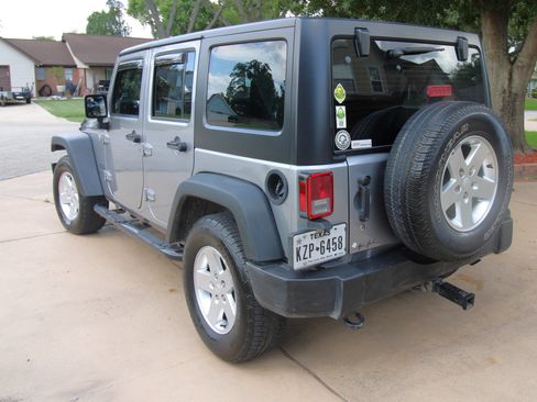 Used 2018 Jeep Wrangler Unlimited Sport w/ Connectivity Group AWD/4WD image 5