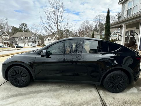 Used 2022 Tesla Model Y Long Range image 2