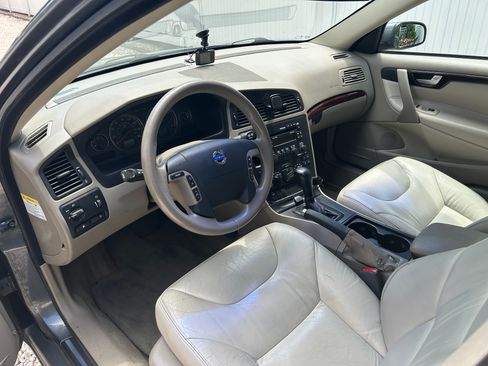 Used 2004 Volvo V70 2.5T FWD image 11