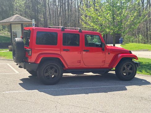 Used 2015 Jeep Wrangler Unlimited Sahara AWD/4WD image 4