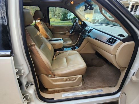 Used 2010 Cadillac Escalade Luxury image 8