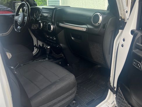 Used 2013 Jeep Wrangler Unlimited Sahara w/ Connectivity Group AWD/4WD image 11