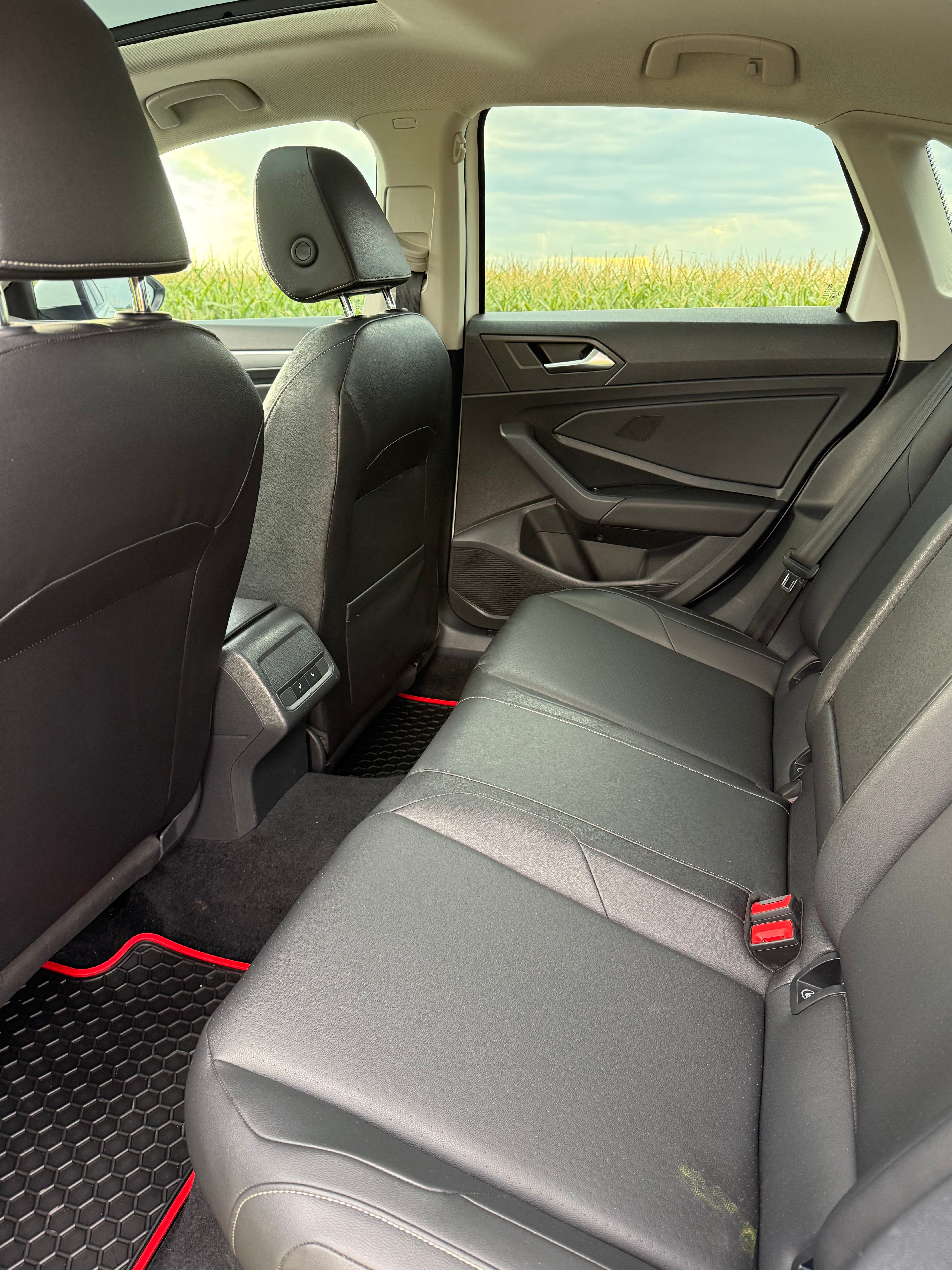 Used 2019 Volkswagen Jetta SE w/ Cold Weather Package FWD image 4
