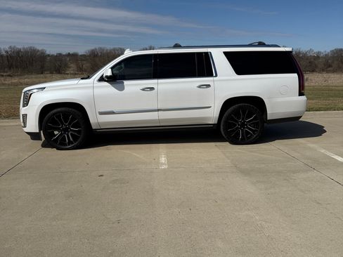 Used 2016 Cadillac Escalade ESV Premium image 4