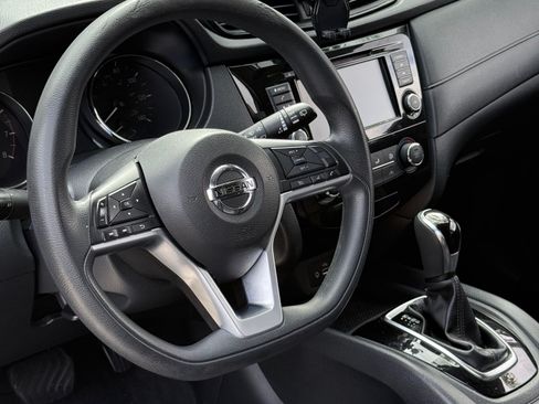 Used 2018 Nissan Rogue S image 8