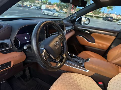 Used 2020 Toyota Highlander Platinum image 6