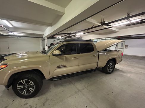 Used 2018 Toyota Tacoma TRD Sport w/ Technology Package image 10