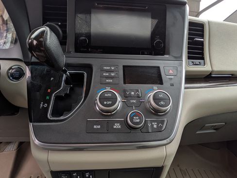 Used 2017 Toyota Sienna XLE w/ XLE Navigation Package image 13